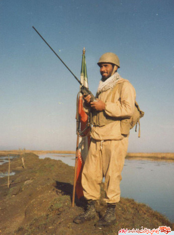 تصاویری از رزمندگان و فرماندهان استان در مناطق مختلف عملیاتی در ایام جنگ