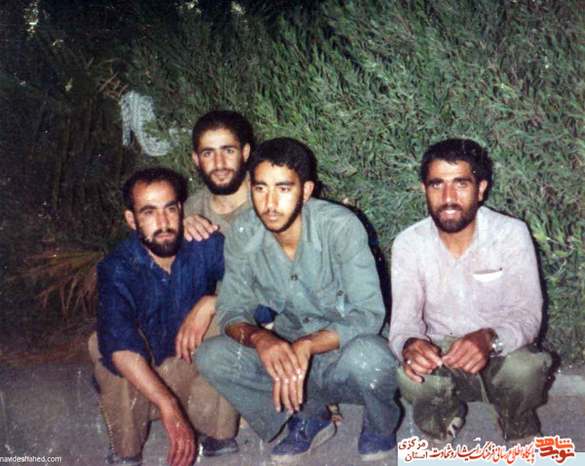 نفر دوم از چپ : شهید محمود حسین خانی1363 اراک