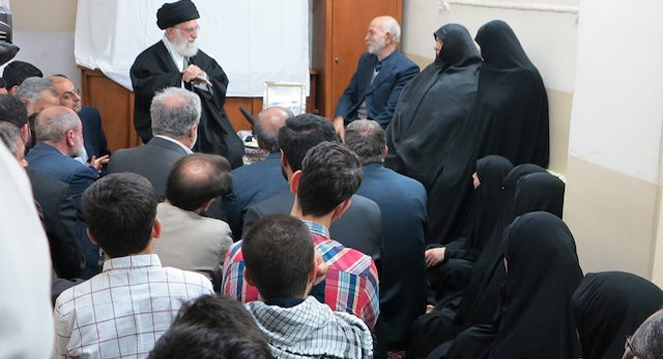 حضور نوروزی رهبر انقلاب در منزل یکی از شهدای مشهد حضور نوروزی رهبر انقلاب در منزل یکی از شهدای مشهد