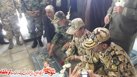 به مناسبت گرامیداشت روز ارتش مزار مطهر شهدای کرمانشاه گلباران شد به مناسبت گرامیداشت روز ارتش مزار مطهر شهدای کرمانشاه گلباران شد