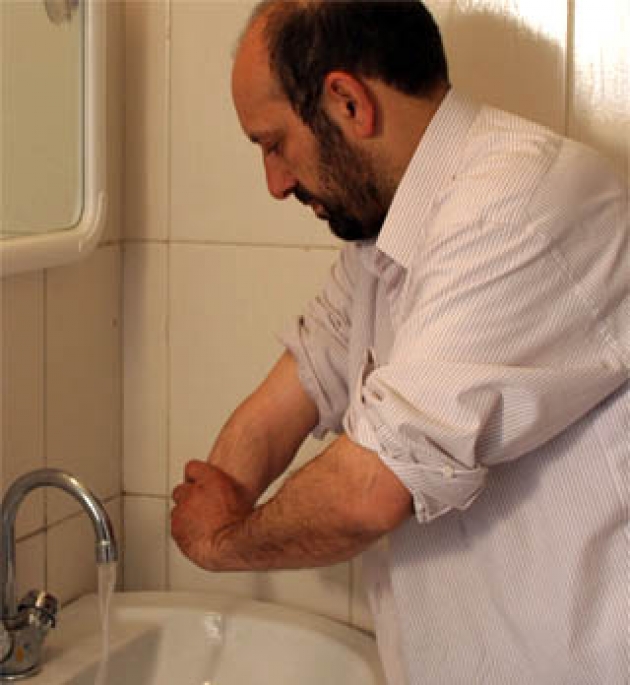 گزیده احکام رساله مصور جانبازان؛ احکام وضو(46) وضو با دست مصنوعی