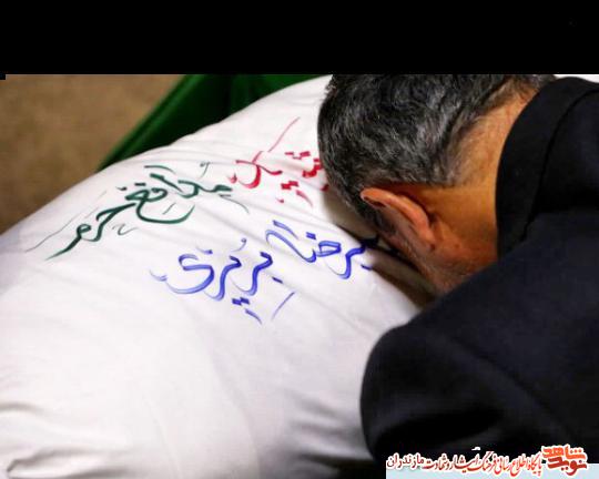 وداع جانسوز خانواده شهيد مدافع حرم«عليرضا بريرى» در معراج شهدا وداع جانسوز خانواده شهيد مدافع حرم«عليرضا بريرى» در معراج شهدا