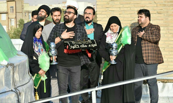 برافراشته شدن پرچم عزای سیدالشهدا (ع) به دست خانواده شهدا در حرم سیده ملک خاتون برافراشته شدن پرچم عزای سیدالشهدا (ع) به دست خانواده شهدا در حرم سیده ملک خاتون