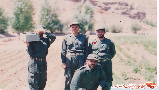 بیسجی هستم ، بسیجی می مانم و بسیجی میمیرم بیسجی هستم ، بسیجی می مانم و بسیجی میمیرم