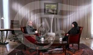 دختر ابومهدی: پدرم همیشه می‌گفت نمی‌خواهد حاج قاسم را بین گرگ‌ها تنها بگذارد/ سفارت آمریکا در بغداد مرکز طراحی ترور است