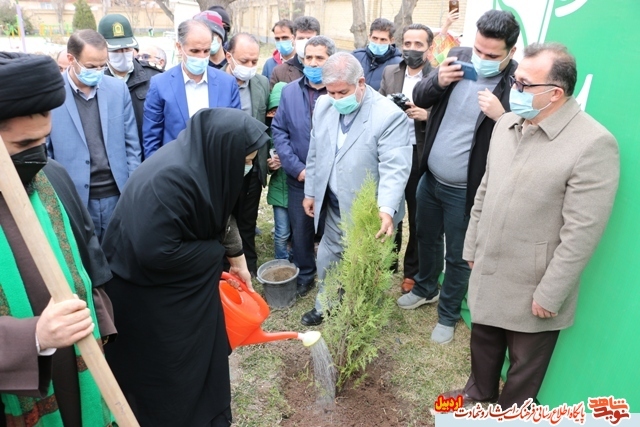 رونمائی از یادمان بانوان شهید بمباران هوائی و کاشت نهال در پارک بانوان استان اردبیل