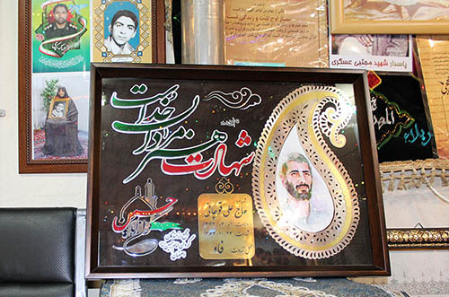 تصاویر/ تجلیل سرپرست اداره کل بنیاد اصفهان از مادر شهید تصاویر/ تجلیل سرپرست اداره کل بنیاد اصفهان از مادر شهید
