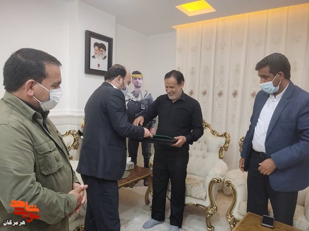 استاندار هرمزگان از خانواده شهید مدافع حرم «خلیل تختی‌نژاد» و جانباز «غلامحسین صفایی» تجلیل کرد