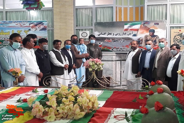 غبارروبی و عطرافشانی مزار مطهر شهدا