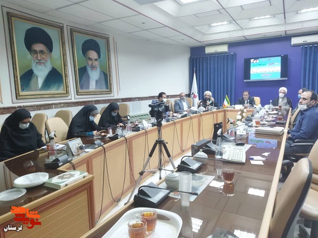 از نوقلمان و نویسندگان حوزه ایثار و شهادت لرستان تجلیل شد