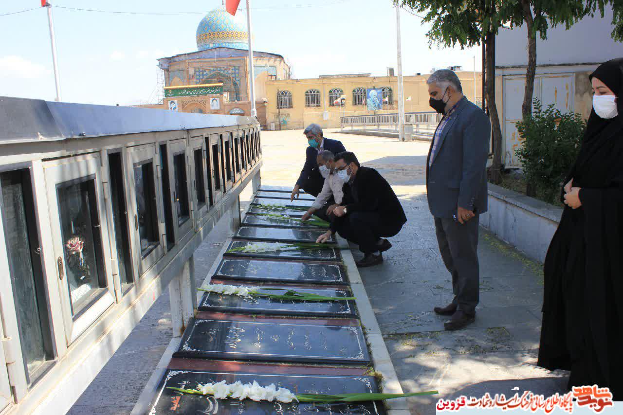 کارکنان روابط عمومی بنیاد قزوین به مقام والای شهیدان ادای احترام کردند کارکنان روابط عمومی بنیاد قزوین به مقام والای شهیدان ادای احترام کردند