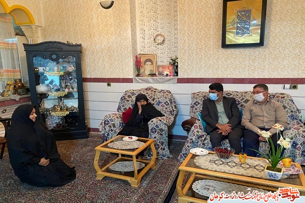 رئیس بنیاد شهید جیرفت با خانواده شهیدان 