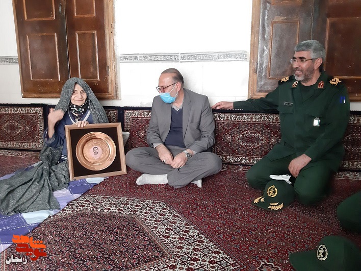 دیدار مدیرکل بنیاد و سردار طهماسبی با خانواده شهدا در زنجان