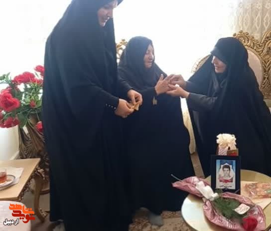 اهدای انگشتری متبرک به حرم حضرت زینب(س) به مادر شهید«موسی رجبی» در اردبیل