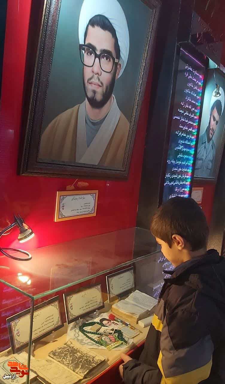 بازدید دانش‌آموزان مدرسه شاهد 2 از موزه شهدای اردبیل