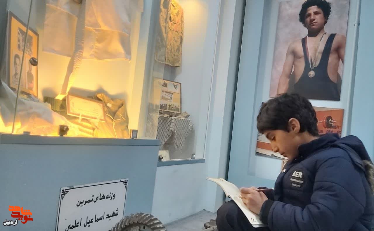 بازدید دانش‌آموزان مدرسه شاهد 2 از موزه شهدای اردبیل