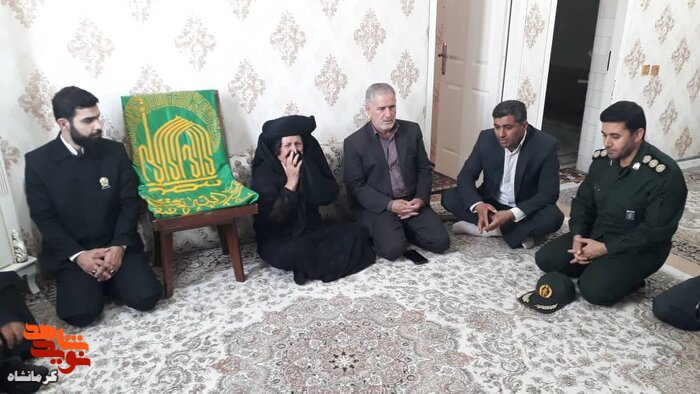 خدام رضوی با خانواده شهیدان در گیلانغرب دیدار کردند