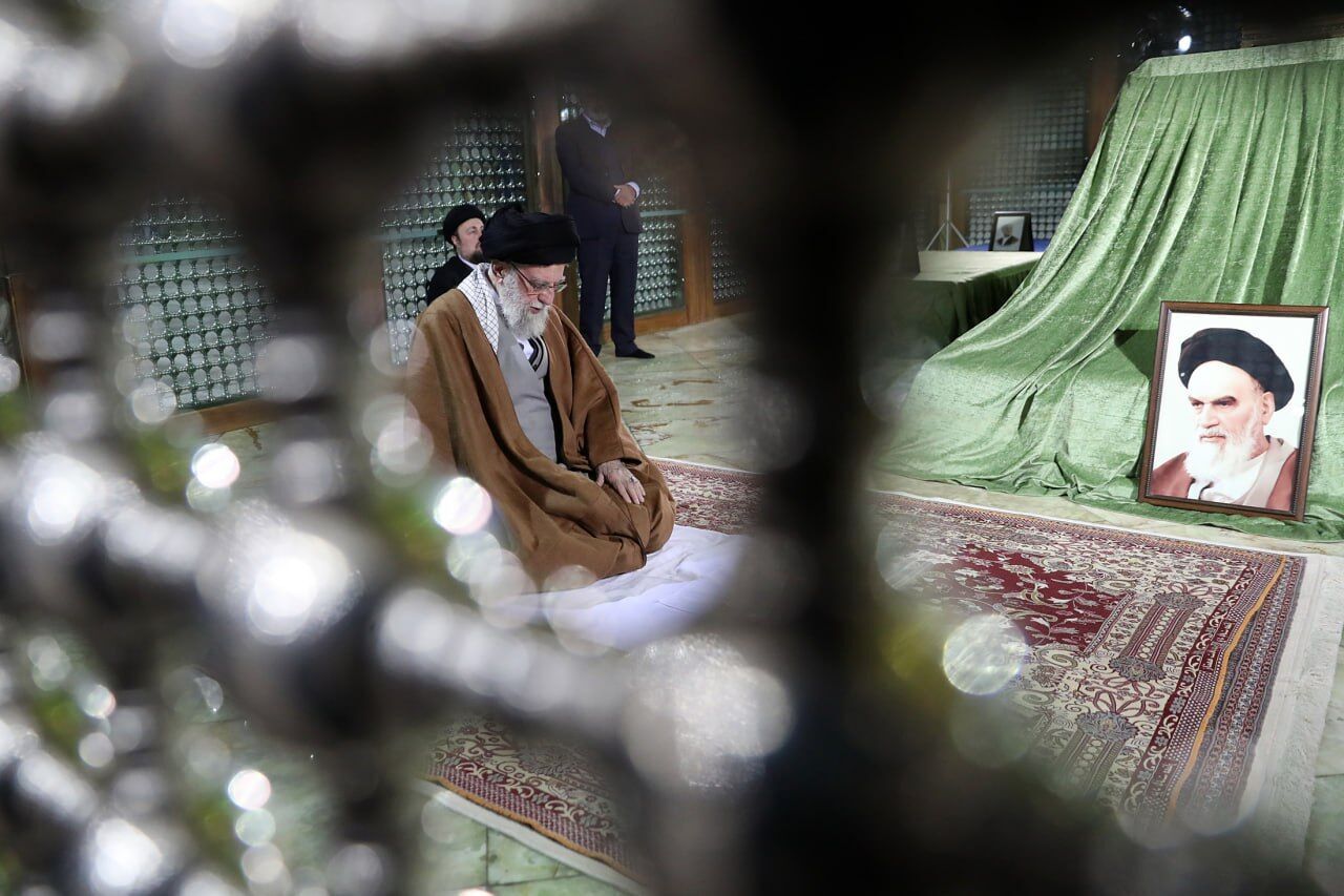حضور رهبر انقلاب اسلامی در حرم مطهر امام خمینی (ره) و گلزار شهدای بهشت زهرا(س)