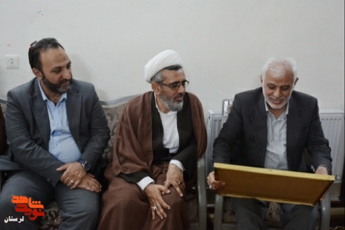 دیدار استاندار لرستان با مادر شهیدان «غلامرضا، حمیدرضا و شهیده ناهید امیدی»