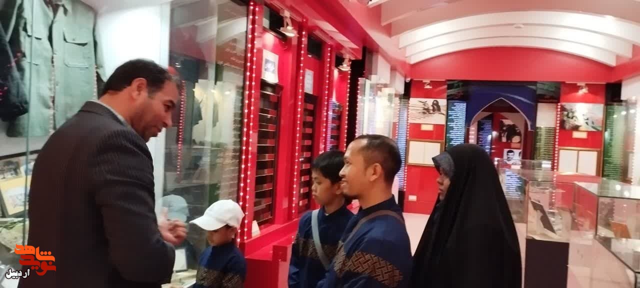 بازدید یک خانواده اندونزیایی از موزه شهدای اردبیل