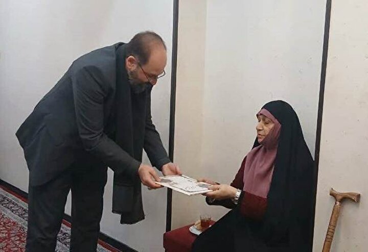 فرمانده مرکز مقاومت بسیج بنیاد شهید با مادر و خواهر شهیدان رجبی و قنبرخواه دیدار کرد