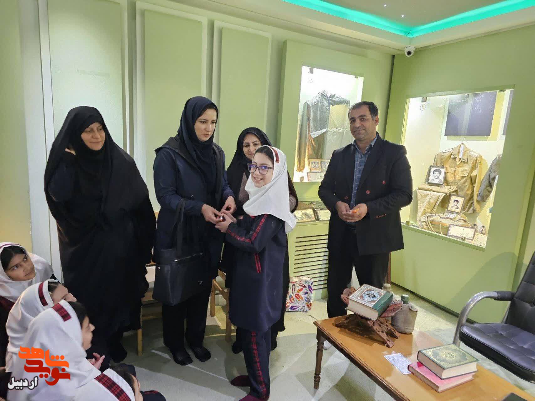 بازدید دانشآموزان دبستان دخترانه شهید فاتحی از موزه شهدای اردبیل بازدید دانشآموزان دبستان دخترانه شهید فاتحی از موزه شهدای اردبیل