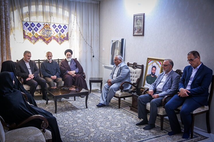 عکس/ دیدار معاون فرهنگی و آموزشی بنیاد شهید و امور ایثارگران با خانواده شهید «محسن برکان»