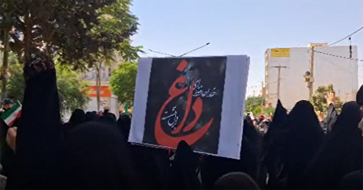 «ایلام در سوگ یار»؛ مویه زنان و سینه‌زنی مردان در وداع با رهبر شهید/ کلیپ