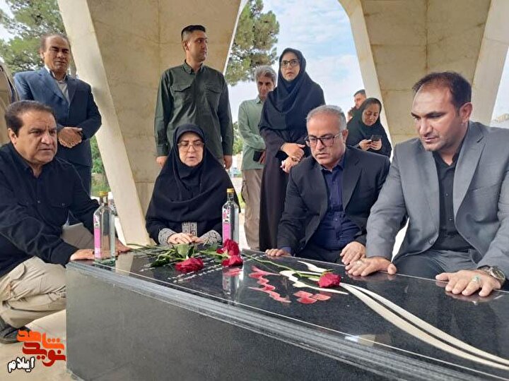 ادای احترام سخنگوی دولت به مقام شامخ شهدا در آغاز سفر استانی
