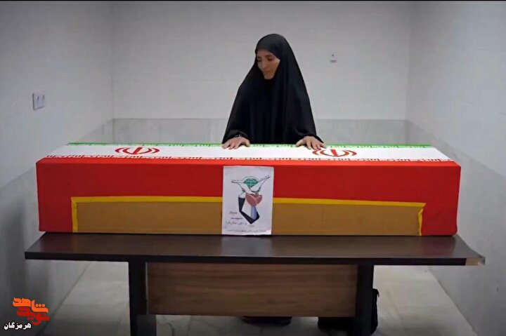 لالایی مادر شهید دانش‌آموز «امیرعلی کمالی» بر پیکر فرزندش