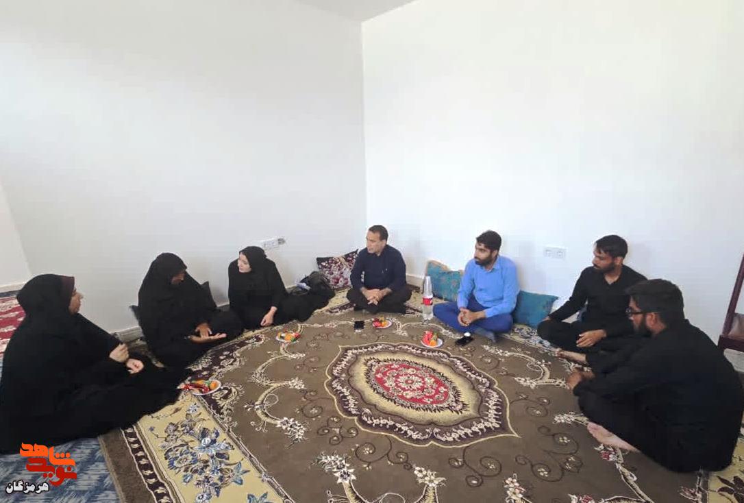 دیدار مدیرکل بنیاد شهید هرمزگان با مادر شهید «حامد دورای»
