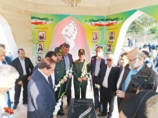 آغاز هفته دولت با غبارروبی و عطرافشانی مزار مطهر...