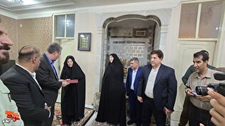 تکریم خانواده شهید هسته‌ای «داریوش رضایی‌نژاد»...