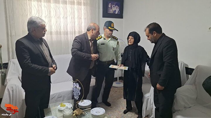مسئولین با خانواده شهید «سهراب قارلقی» در شهرستان کنگاور دیدار کردند+تصاویر