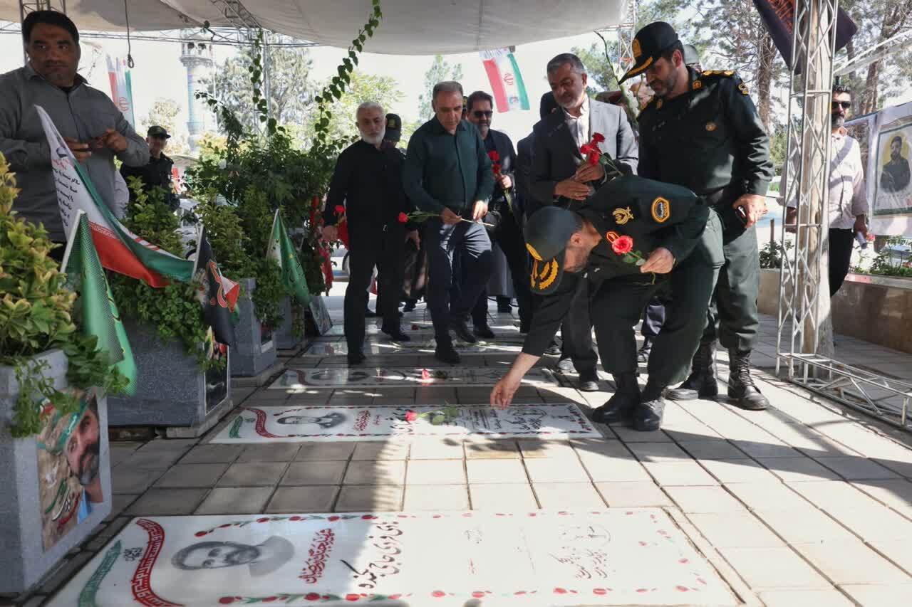 گزارش تصویری| پیچیدن عطر شهادت در صحن امامزاده محمد(ع)؛ تجدید میثاق سبزپوشان فراجا با شهیدان