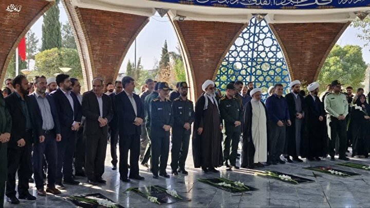 تجدید میثاق مردم ایلام با آرمان‌های شهدا در گلزار شهدای گمنام در هفته دفاع مقدس