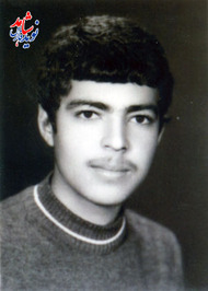 شهيد سيد حجت حسيني
متولد : 3/3/1341
شهادت :15/2/1361 شوش
خدايا تو خود مي داني که در مدت زندگي ام محقق اسلام نبوده ام ، دانشمند نبوده ام ، دکتر نبوده ام ، متخصص نبوده ام تا بتوانم از طريق انديشه ام ، تفکرم ،تخصصم در اين حکومت الهي و خدائي جمهوري اسلامي دين خود را ادا نمايم و در مقابل خونهاي ريخته شده تمامي شهدا شرمنده ام ولي بار خدايا ، در وجود خويش يک بدن مي بينم که مي توانم با آن به ياري دين تو بيايم و تا حدودي دين خود را ادا نمايم .