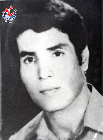 شهید فرزاد دستور /تولد :1337 / شهادت :22/12/59 /
اززمانى كه راه خدا را برگزيديم كاملا به اين مسئله واقف بودم كه اعتقادم به اين راه چه مسئوليتهاى سنگينى را متوجهم مى كند ونيز سرانجامش جزشهادت نمى باشد (كه نقطه اوج تكامل انسان است ) منهم با تمامى وجودم آنرا پذيرا شدم.