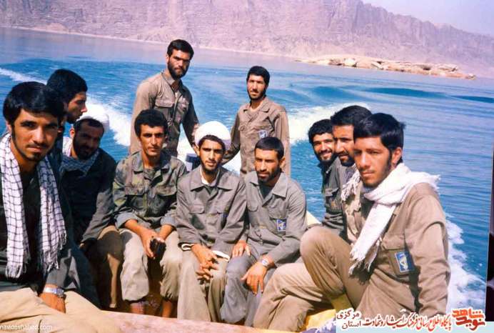 نفر چهارم از چپ: شهید محمود مرادی