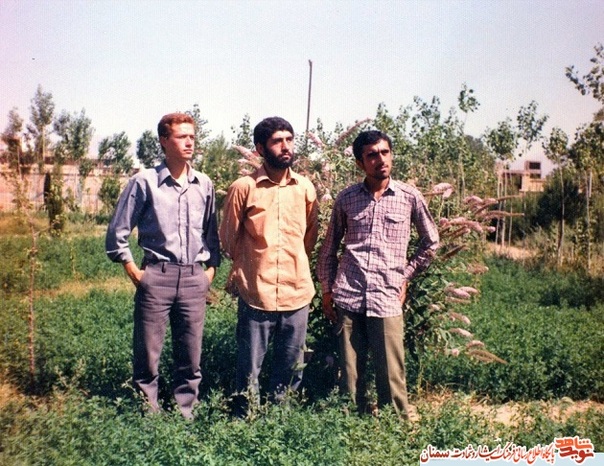 نفر وسط شهید احمدرضا اصحابی