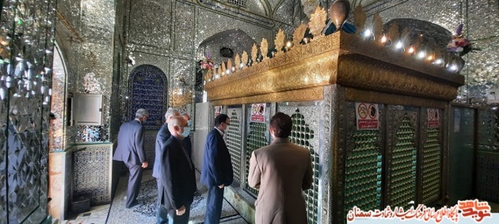ادای احترام معاون حقوقی و امور مجلس بنیاد شهید و مسئولین بنیاد شهید سمنان به مقام شامخ شهدا. گلزار شهدای امامزاده یحیی سمنان ۲۹ اردیبهشت ۱۴۰۰