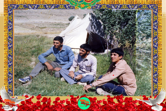 نفر سمت راست شهید رضا شجاعیان