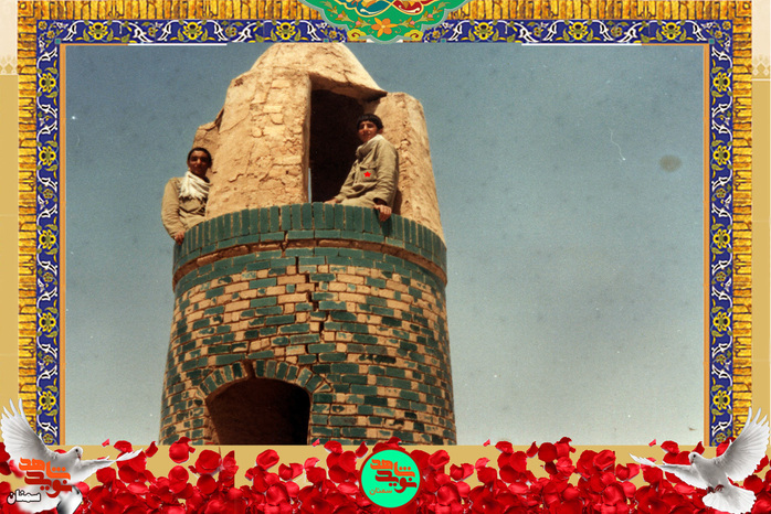 نفر سمت راست شهید رضا شجاعیان
