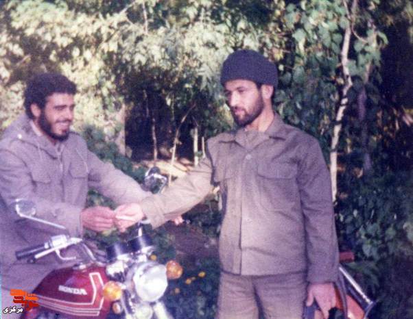 از چپ: محمدصادق عاشوری - شهید نجف علی جان