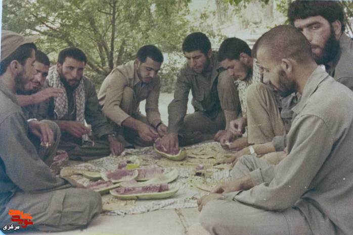 از چپ : شهید حسین میروهابی - شهید نجف علی جان - شهید ... - شهید اسماعیل قریشی - شهید علی اصغر فتاحی - شهید عین الله غیاث آبادی - شهید غضنفر داود آبادی - غلامرضا شریفی (جانباز)