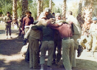 خوزستان 1360 رزمندگان اسلام در حین بازی سنتی محلی