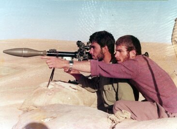 سمت راست: علی محمد مختاری