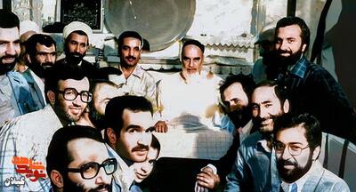 شهید سید موسی نامجو در کنار امام خمینی(ره) (نفر اول از سمت چپ)