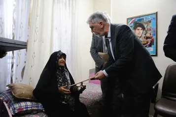 وزیر فرهنگ با خانواده شهید «احمد گریوانی» در بجنورد دیدار کرد