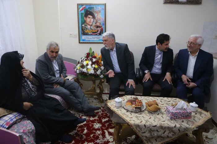 وزیر فرهنگ با خانواده شهید «احمد گریوانی» در بجنورد دیدار کرد